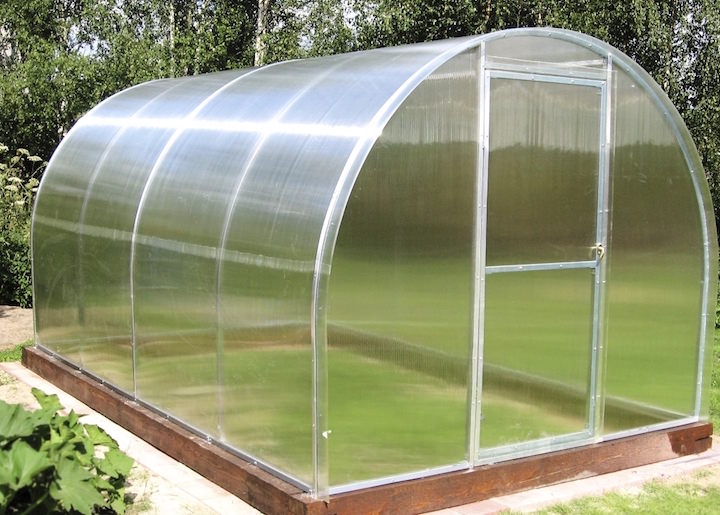 Выбираем сотовый поликарбонат для теплиц на даче