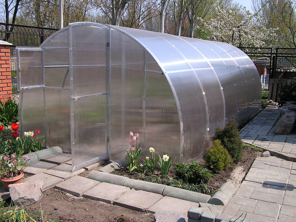 Выбираем сотовый поликарбонат для теплиц на даче