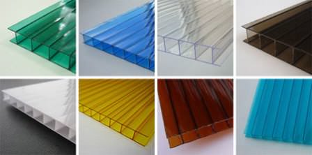 Материал очень крепкий, ударопрочный, прозрачный, не поддерживает горение, но если и попадает в огонь, то при разрушении не выделяет вредных веществ