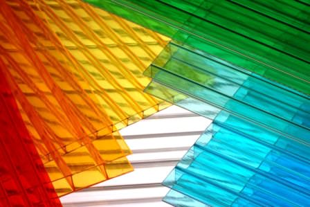 Производство поликарбоната – достаточно интересный процесс, во время которого происходит плавка специальных пластиковых гранул и формовка готовой массы в листы