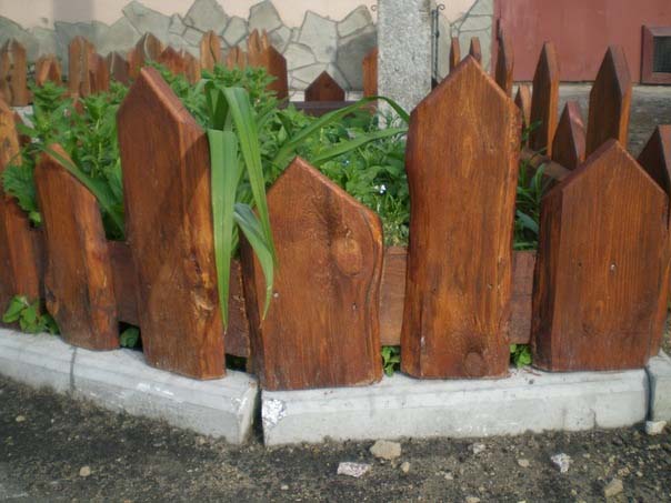 Интересные варианты изготовления декоративных ограждений для клумб