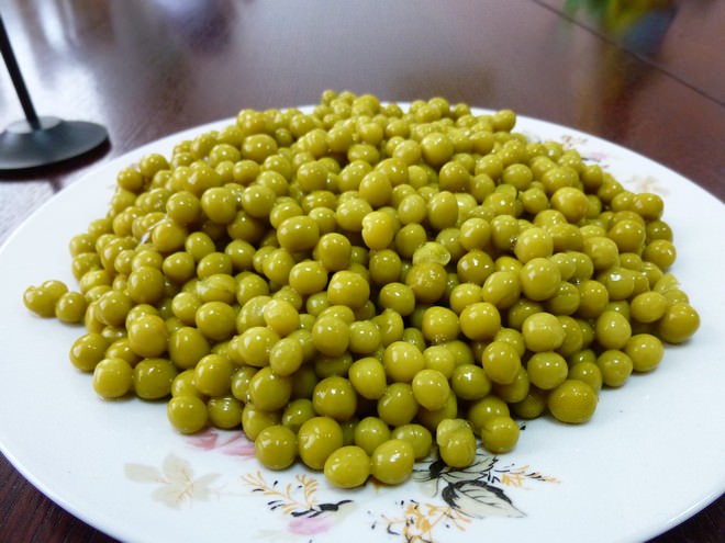 В зеленом горошке находится растительный белок в большом количестве, который практически полностью усваивается организмом