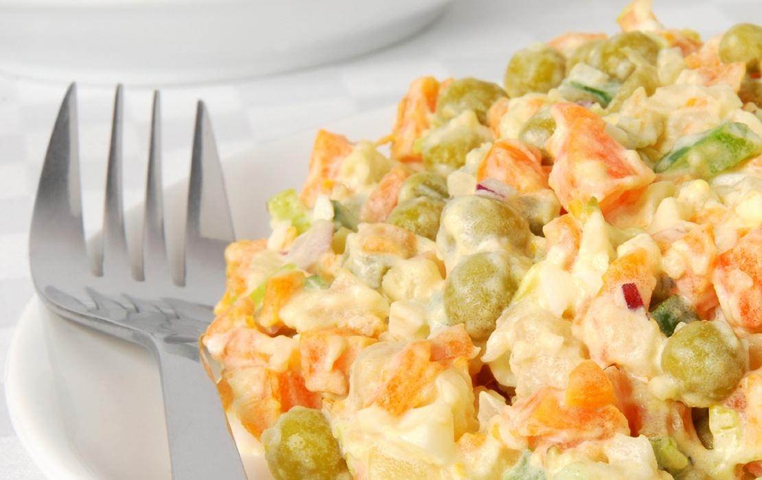 Этот простой и оригинальный салат подойдет как для семейного ужина, так и для праздничного застолья